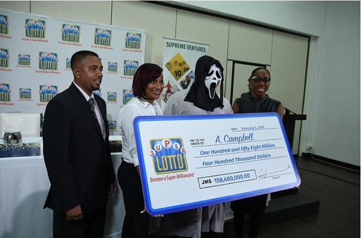 FOTO/Fitoi llotarinë, shkon me maskë për të tërhequr çekun: Nuk dua që ta marrin vesh familjarët