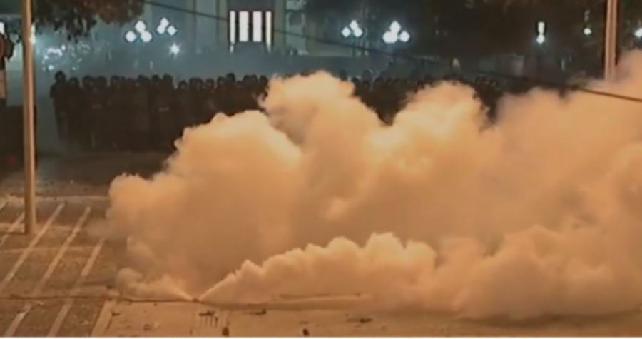 Policia sulmon me gaz lotsjellës protestuesit, kërkohet ambulanca