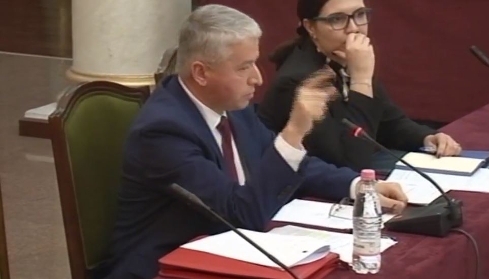 VIDEO/’Pse më keni thirrur këtu?’ Lleshi mohon dhunën në fakultete, Vokshi i tregon pamjet