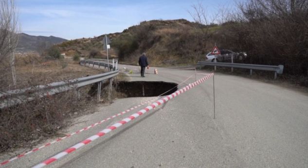 Pas kthesës vjen gropa e frikshme në asfalt… banorët ruhen në këtë aks rrugor