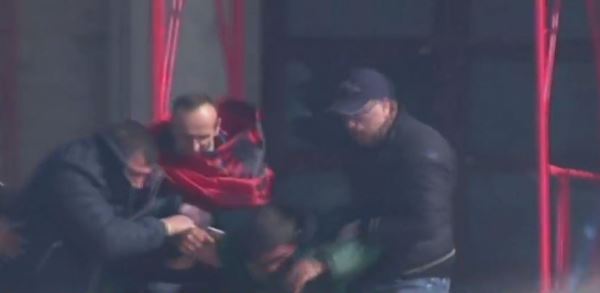 VIDEO/Policia godet me plumba gome për të larguar protestuesit, disa prej tyre lëndohen