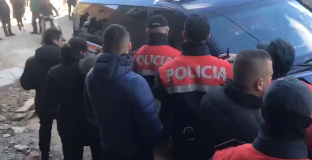 VIDEO/Situatë e tensionuar në Tiranë, IKMT-ja prish banesat, policia përplaset me banorët