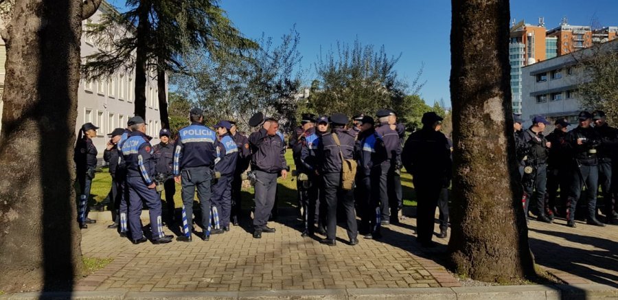 Banorët e Unazës së Re i bashkohen protestës, Kryeministria blindohet nga FNSH dhe RENEA