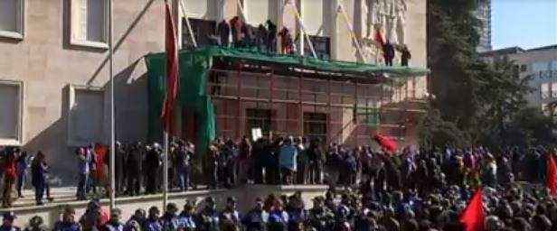 Dhjetëra protestues të shtrirë dhe të lënduar, Basha: Skenar i Ramës për të nxitur dhunën