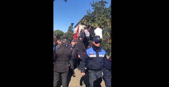 VIDEO/Çasti kur policia u tërhoq me dashje nga Kryeministria