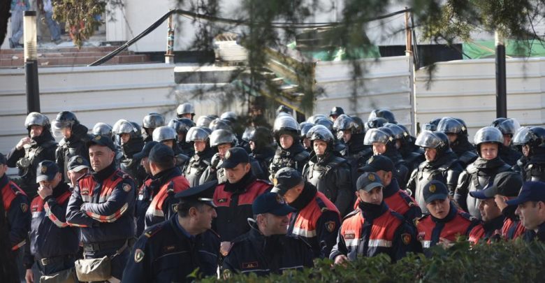 LAJM I FUNDIT/AKEP fik sinjalin e telefonisë celulare në sheshin ku ndodhen protestuesit