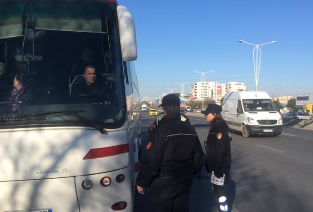 FOTO/Policia ndalon protestuesit nga Lezha, deputetja: Asgjë dhe askush nuk i ndal dot