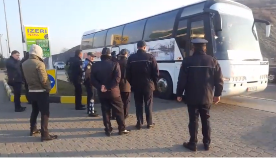 VIDEO/Mijëra qytetarë nisen nga rrethet, policia u ngre postblloqe autobusëve