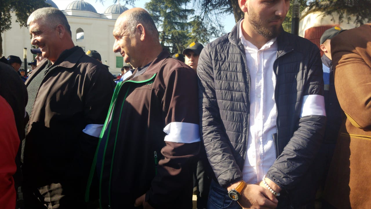 VIDEO/Me shirita të bardhë në krahë, protestuesit krijojnë kordonin para policisë