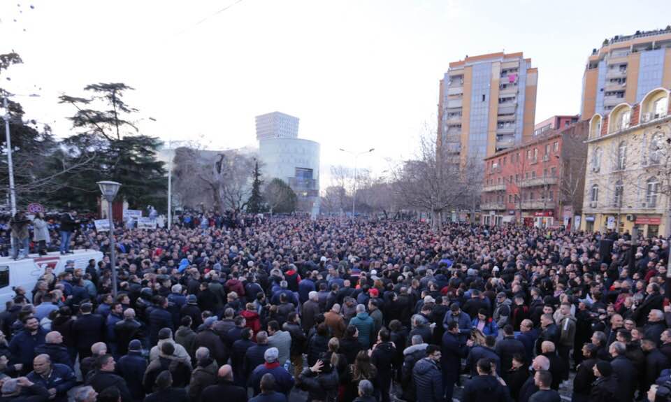 Deputetin Paulin Sterkaj e shpetoi policia nga ‘arrestimi’