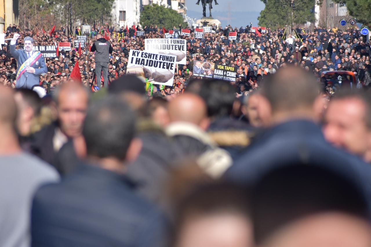 LIVE/Protesta kombëtare, Rama si Maduro, të rinjtë protestues iu japin lule policëve