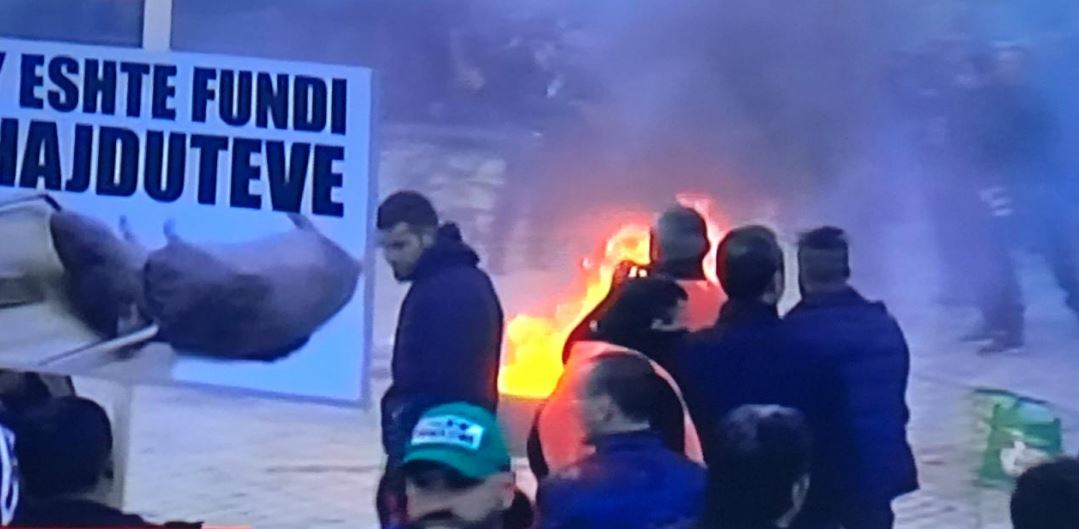 Protestuesit, bidona me bojë kundër policisë, Basha u bëri një kërkesë