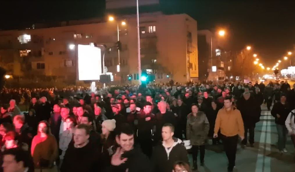 Protesta jo vetëm në Tiranë, qytetarët mbushin rrugët në Podgoricë dhe Beograd