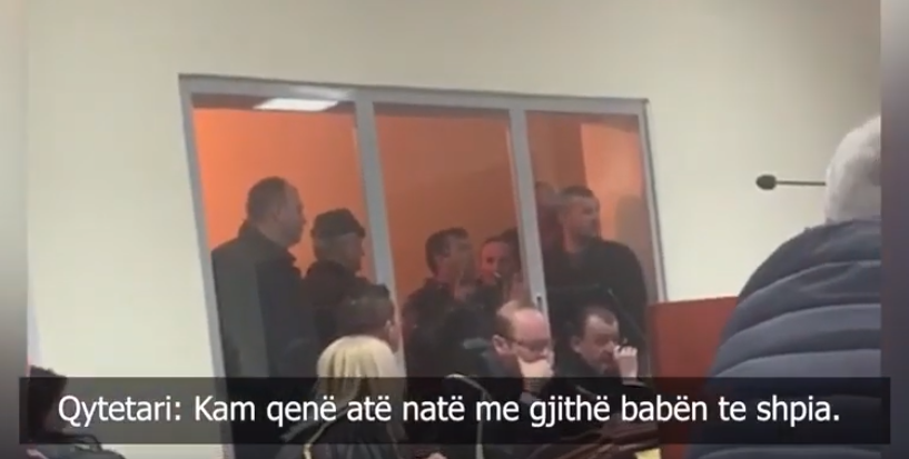 VIDEO/Salla e gjyqit shpërthen në të qeshura: I ndaluari nga policia nuk kishte qenë fare ne protestë