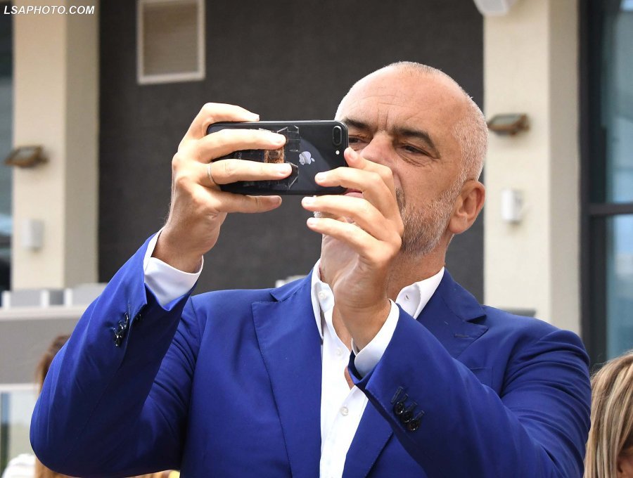 FOTO/ Dalin mesazhet kërcënuese në Vlorë: “Të gjithë në takim me Ramën..”