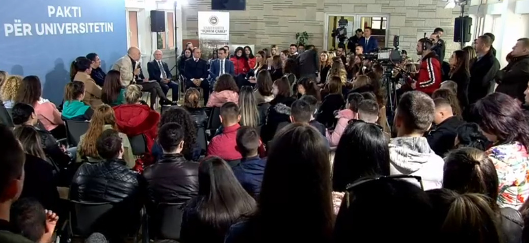 VIDEO/Studentja e pyet për punësimin, Rama gjen kohë për batuta: Martohu më mirë…