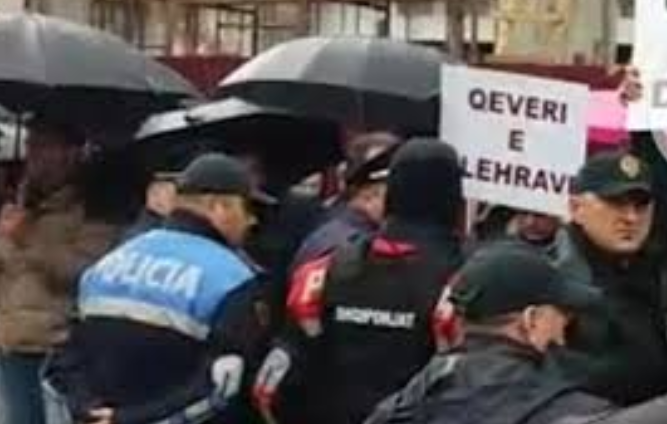 VIDEO/Ramës i nuk ndahen protestat, qytetarët i zënë rrugën në Gjirokastër