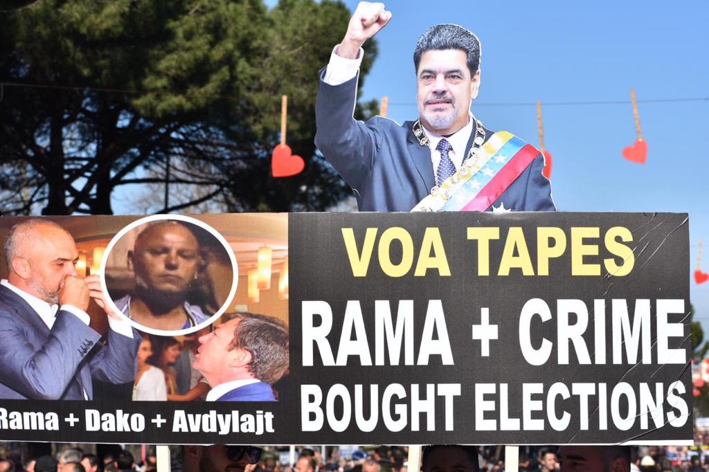 LIVE/Protesta kombëtare, Rama si Maduro, të rinjtë protestues iu japin lule policëve