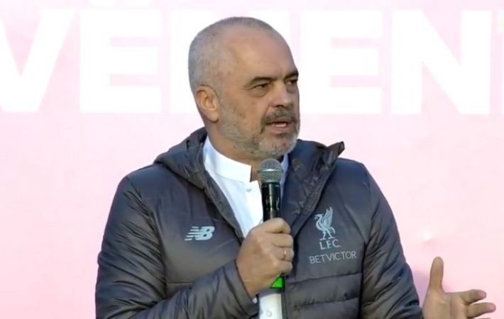 Rama shkel ligjin? Kryeministri vesh xhupin e Liverpulit, por harron reklamën e basteve