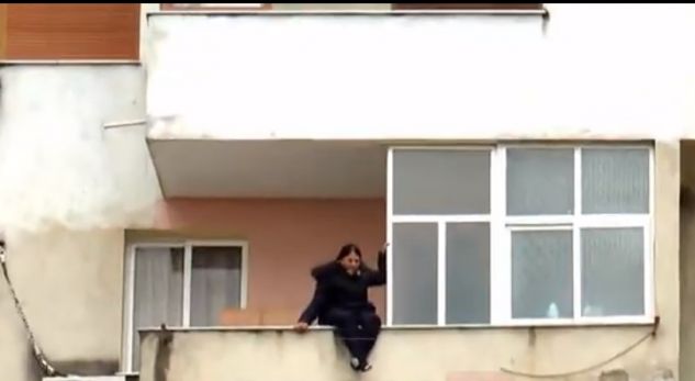 Panik në kryeqytet, gruaja tentoi të hidhet nga kati i 8-të