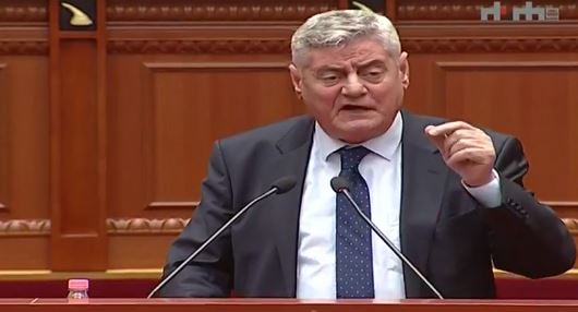 VIDEO/Shehi ironizon Ramën: Na vë 30 goca me kufje në vesh dhe po na qeveris