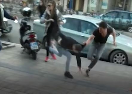 VIDEO+16/Sherr mes të rinjve në Kamëz, vajza e tmerruar përpiqet t’i ndajë