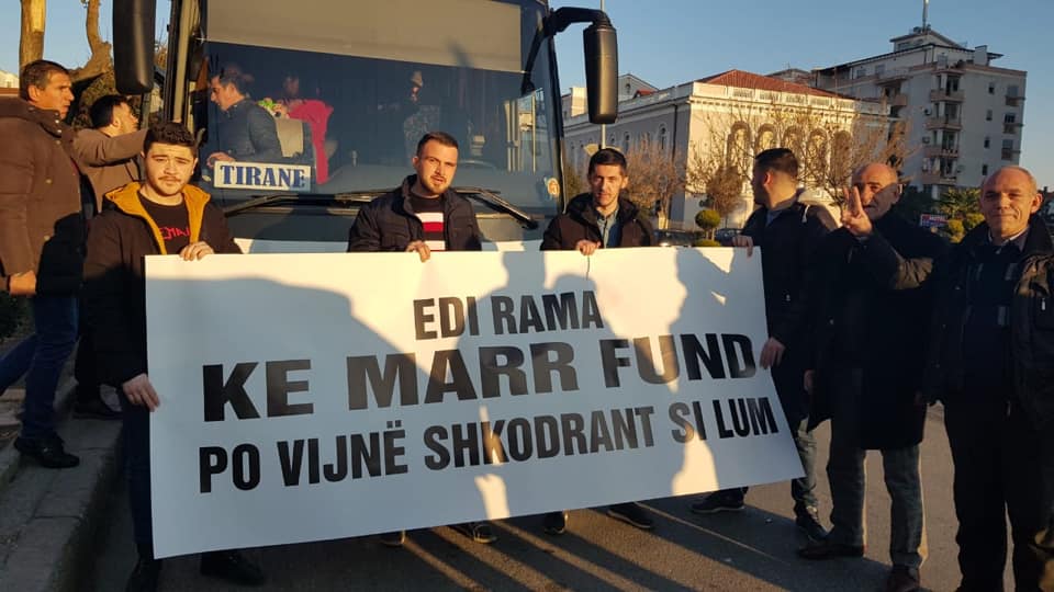 FOTO/’Rama ke marr fund, po vijnë shkodrant si lum’, protestuesit me slogane