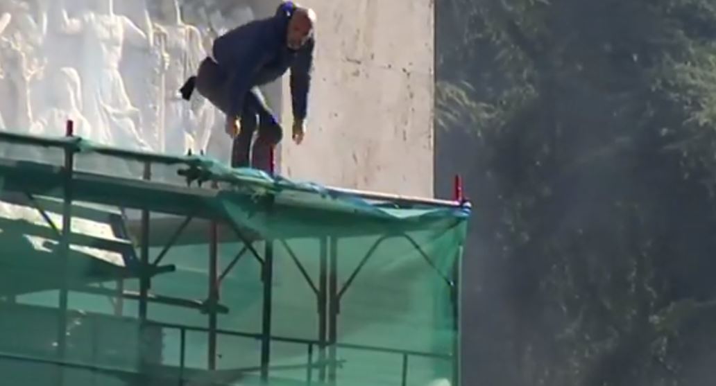 LIVE/Protestuesit çajnë kordonin e policisë, tentojnë të rrëzojnë skelën, policia hedh gaz lotsjellës