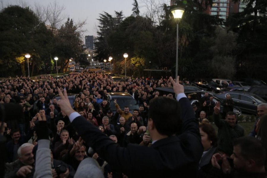 FOTO/ Mijëra njerëz në selinë e PD, gati për protestën e nesërme