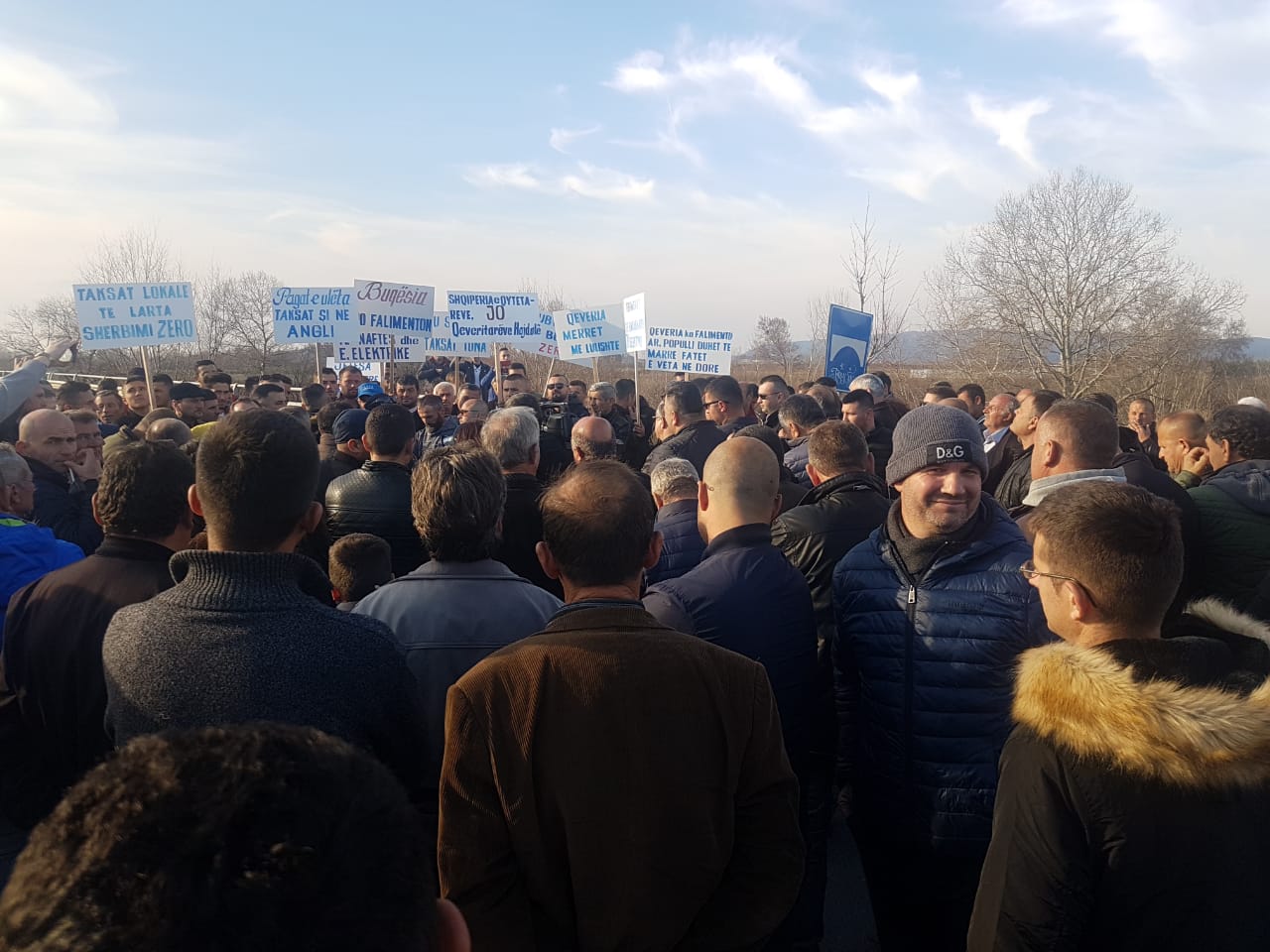 Fermerët e Urës Vajgurore në protestë, hedhin prodhimet në rrugë