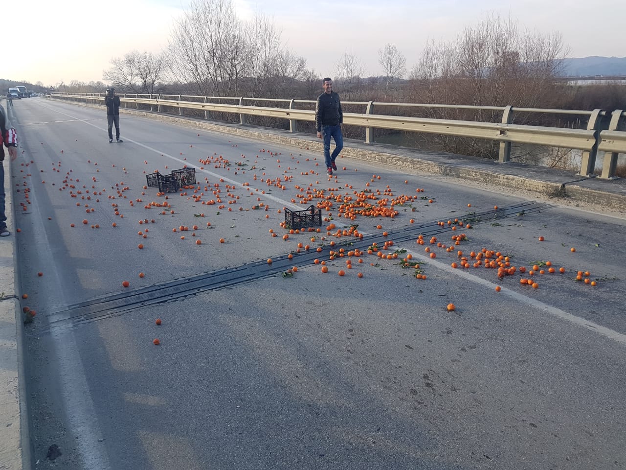 Fermerët e Urës Vajgurore në protestë, hedhin prodhimet në rrugë