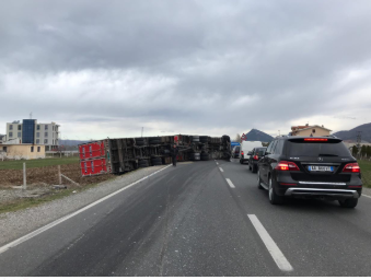 VIDEO/Rrëzohen kamionët në urën e Milotit nga erërat e forta