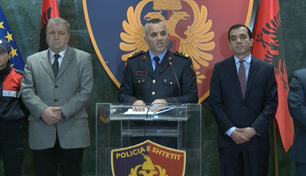 Kalonin ilegalisht qytetarët në SHBA dhe Kanada, arrestohen 32 persona, mes tyre edhe policë