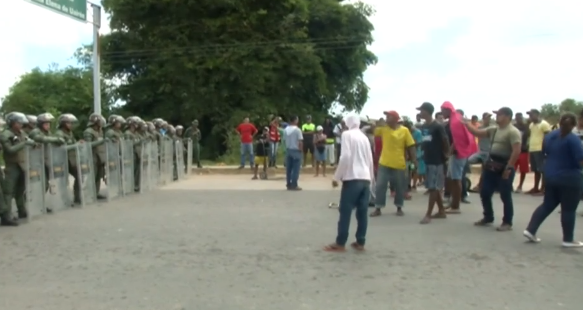 Tensionet në Venezuelë, ushtarët lënë postet gjatë përplasjeve në kufirin me Kolumbinë