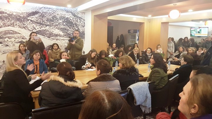 Deputetja Vokshi takime me gratë dhe vajzat në Kukës dhe Lezhë: Të protestojmë për familjen