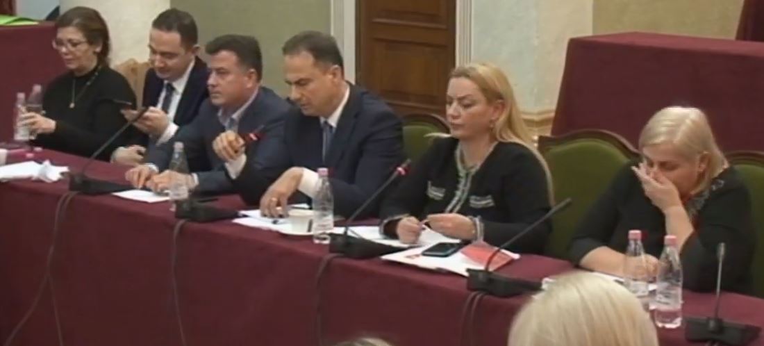 DETAJE/Seancë me debate dhe përplasje të forta, opozita ‘kryqëzon’ ministrin Lleshin