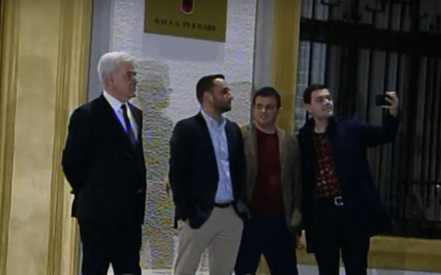 “Fshati digjet”, deputetët socialistë bëjnë “selfie” përpara parlamentit