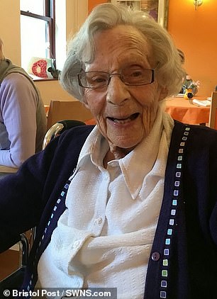 “Më arrestoni”, policia plotëson dëshirën e 104-vjeçares