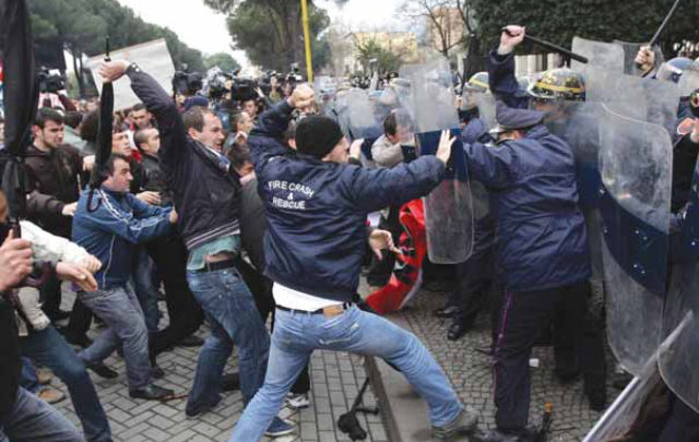 VIDEO/ “No comment!” Dhuna barbare ndaj forcave të policisë në 21 janar, Veliaj bën moral