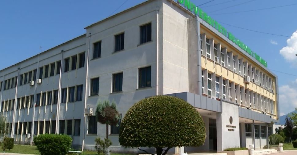 Ngacmim seksual dhe shitje të librave me detyrim, shkarkohen 3 pedagogë të Bujqësorit