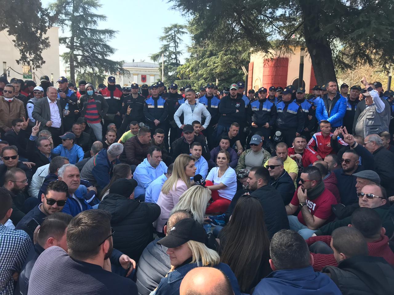 VIDEO/Protestuesit ulen ‘këmbëkryq’ para Kuvendit, Kryemadhi ka një kërkesë për Lleshajn