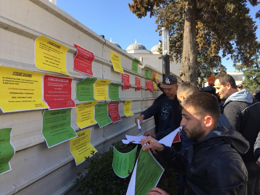 FOTO/”Ftesë për fejesë”, Të rinjtë e PD me mesazhe thumbuese për deputetët e rinj