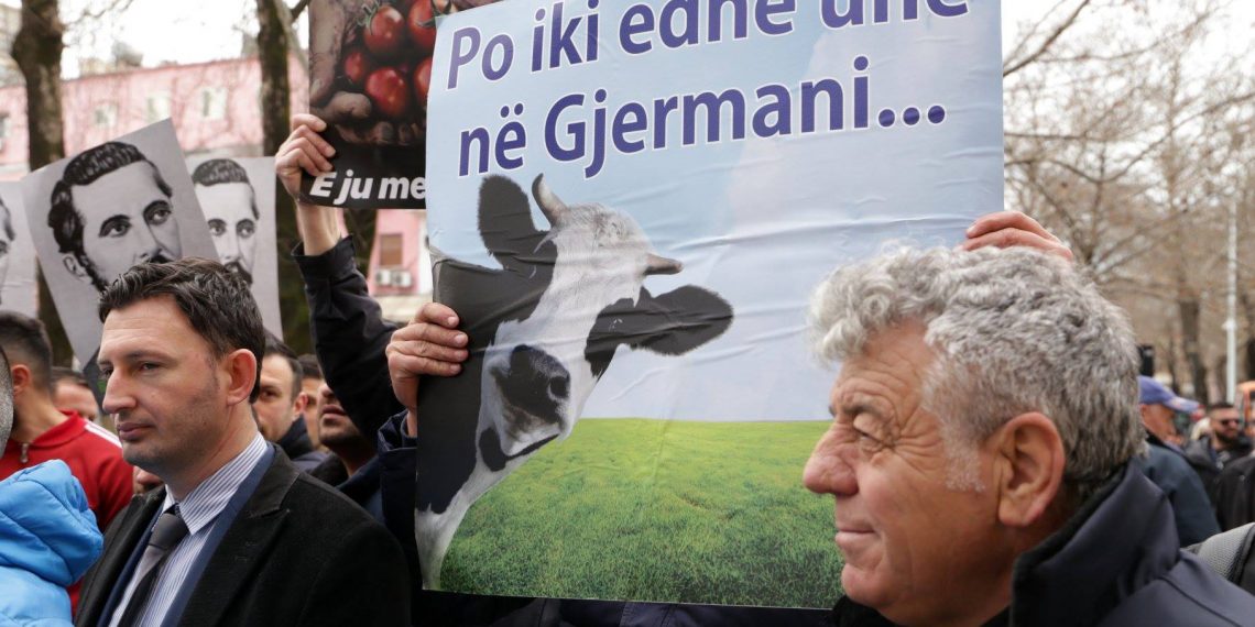 Duka paralajmëron: Fermerët do braktisin bujqësinë, më vonë edhe Shqipërinë