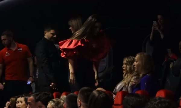 VIDEO/Elvana nuk përshëndet Tunën, zbulohet çfarë ndodhi në premierën e filmit