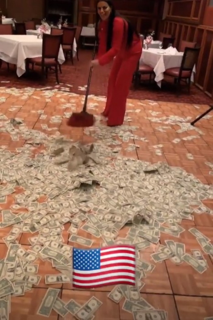 Leku sheshit, këngëtarja shqiptare i mbledh paratë me fshesë