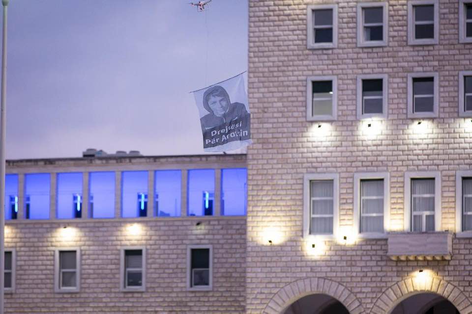 VIDEO/Dron me Ardit Gjoklaj sfumon koncertin e Erion Velisë te sheshi Nënë Tereza