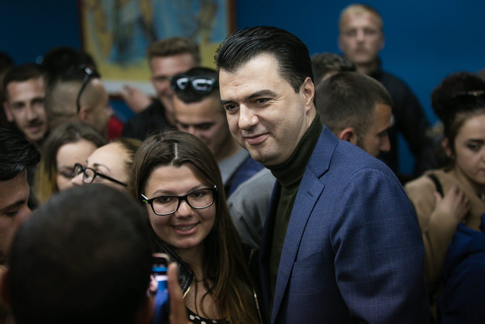 Basha me studentët në Korcë: Parlamenti WC e Ramës, në 16 mars shkruajmë historinë