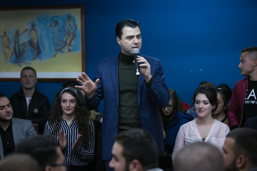 Basha me studentët në Korcë: Parlamenti WC e Ramës, në 16 mars shkruajmë historinë