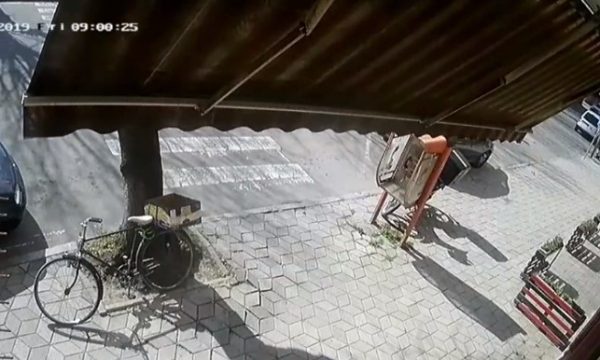 VIDEO/Grabitja në Korçë, dalin pamjet, kamerat filmuan autorin