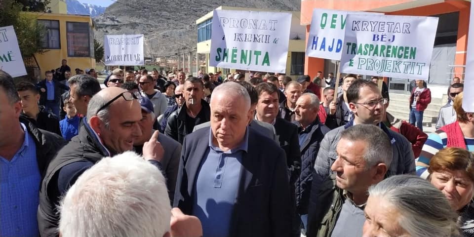 FOTO/ ‘Astiri i  Dytë’ në Këlcyrë, ndizen protestat, qytetarët dalin në shesh